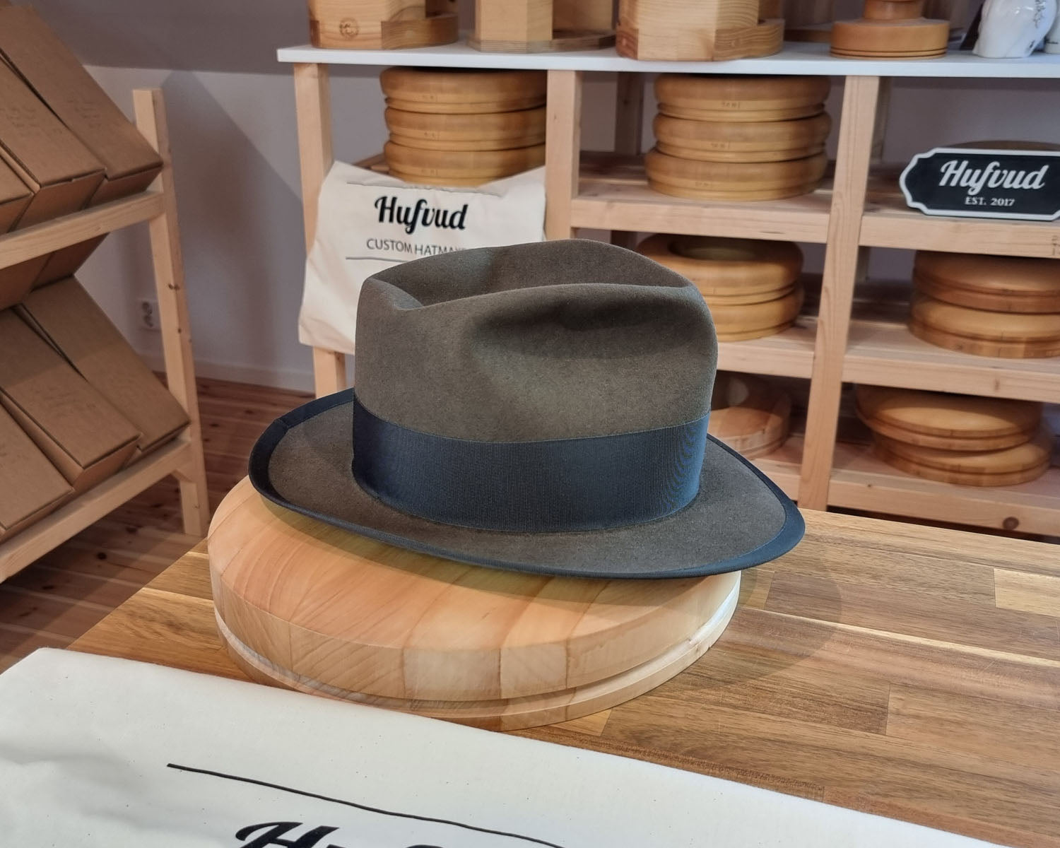 ABRAMS 'Thin Man 1936' | BEAVER FIFTY | OLIVE GREEN COLOR | SIZE 59, US 7 3/8 - Hufvud