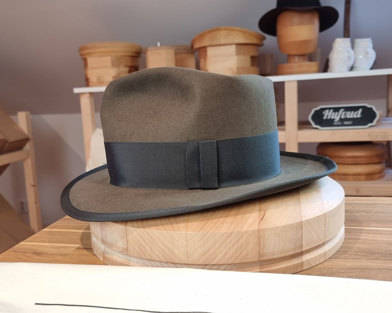 ABRAMS 'Thin Man 1936' | BEAVER FIFTY | OLIVE GREEN COLOR | SIZE 59, US 7 3/8 - Hufvud