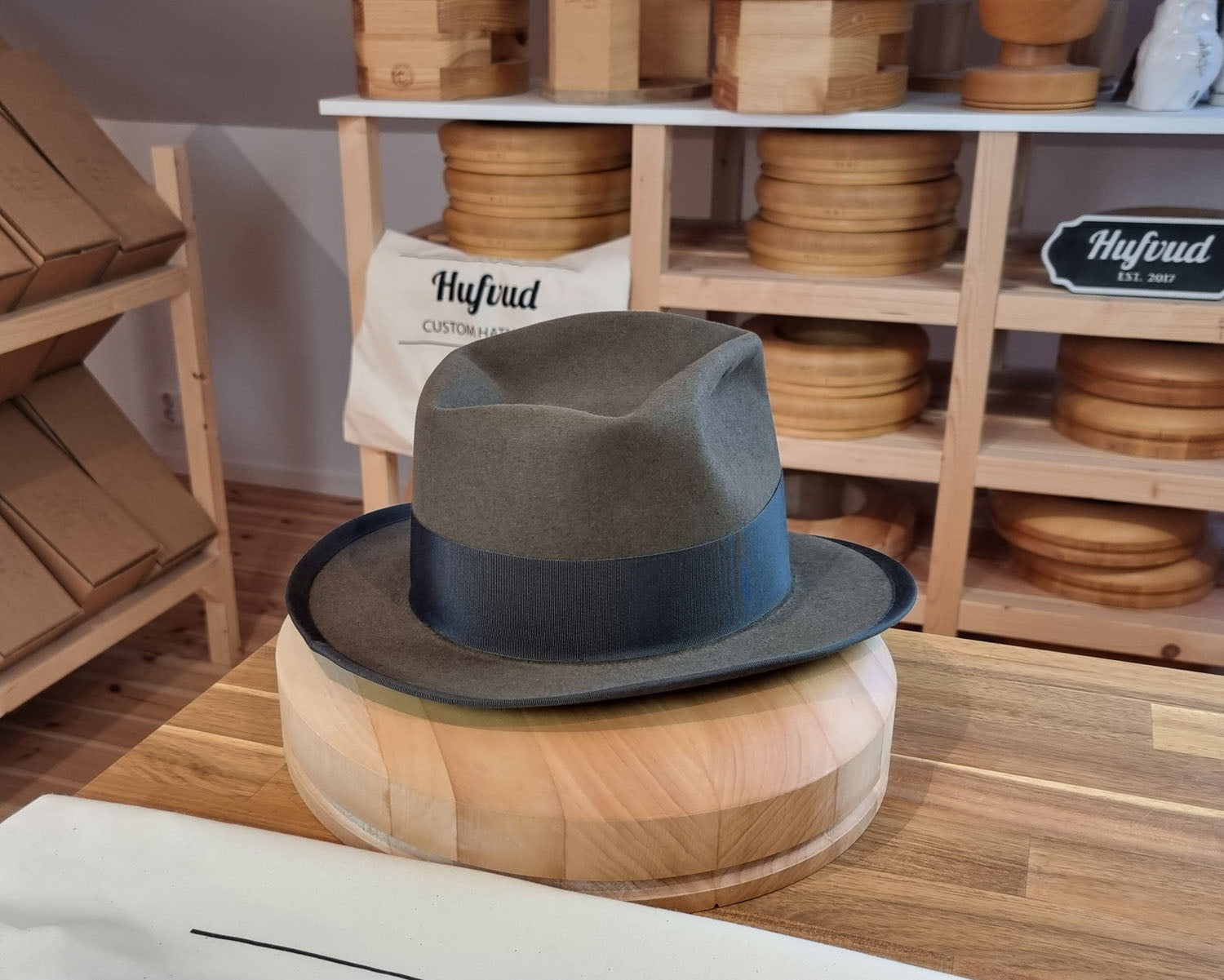 ABRAMS 'Thin Man 1936' | BEAVER FIFTY | OLIVE GREEN COLOR | SIZE 59, US 7 3/8 - Hufvud