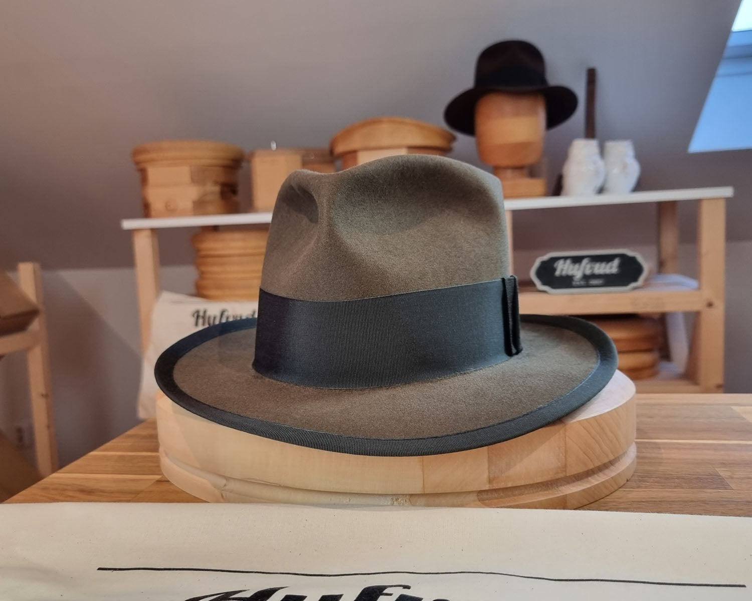 ABRAMS 'Thin Man 1936' | BEAVER FIFTY | OLIVE GREEN COLOR | SIZE 59, US 7 3/8 - Hufvud