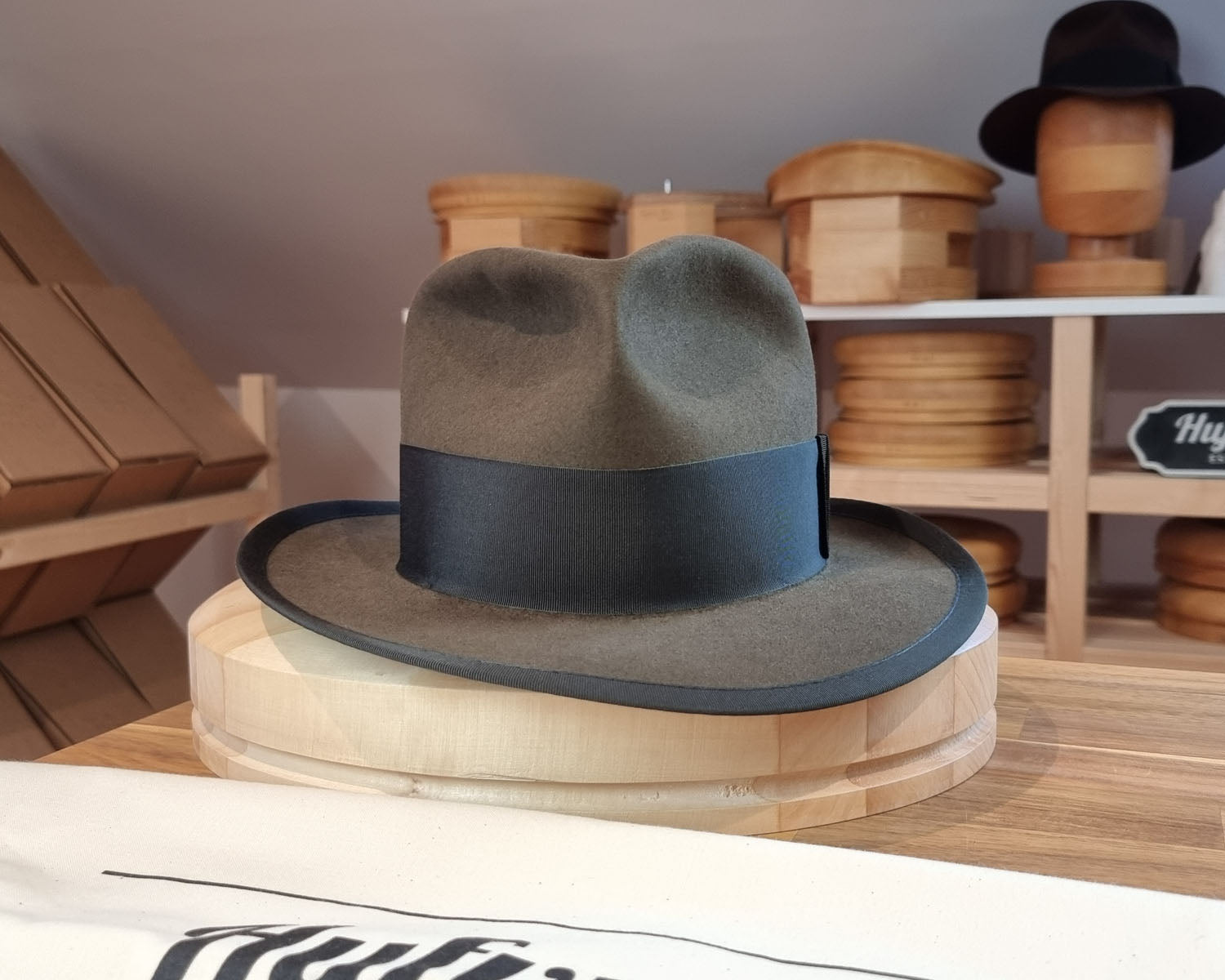 ABRAMS 'Thin Man 1936' | BEAVER FIFTY | OLIVE GREEN COLOR | SIZE 59, US 7 3/8 - Hufvud