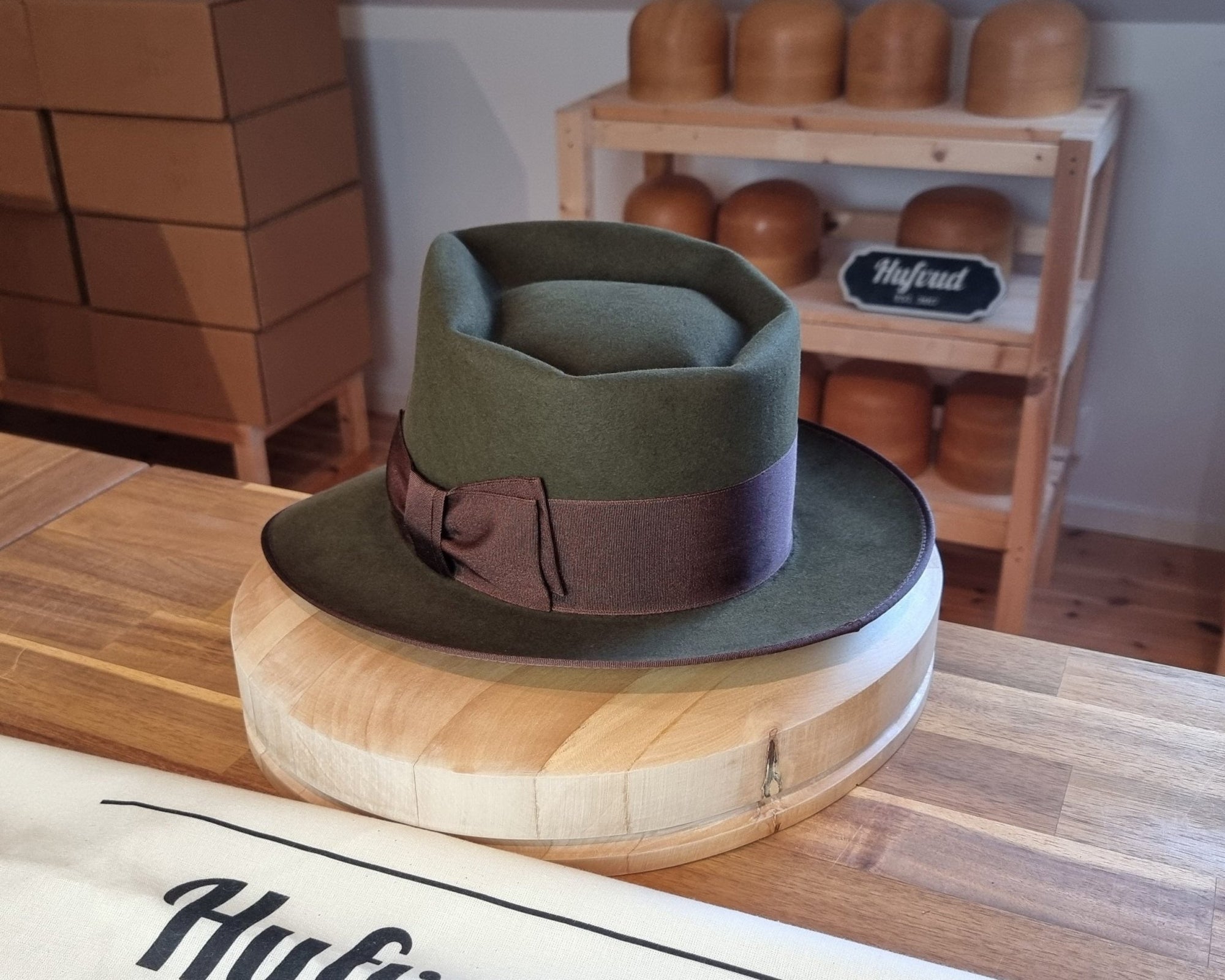 BOGART FEDORA | BEAVER HUNDRED | MOSS GREEN COLOR | THE BOOTLEGGER HERITAGE WEAVE HATBAND | MULTIPLE SIZES AVAILABLE - Hufvud
