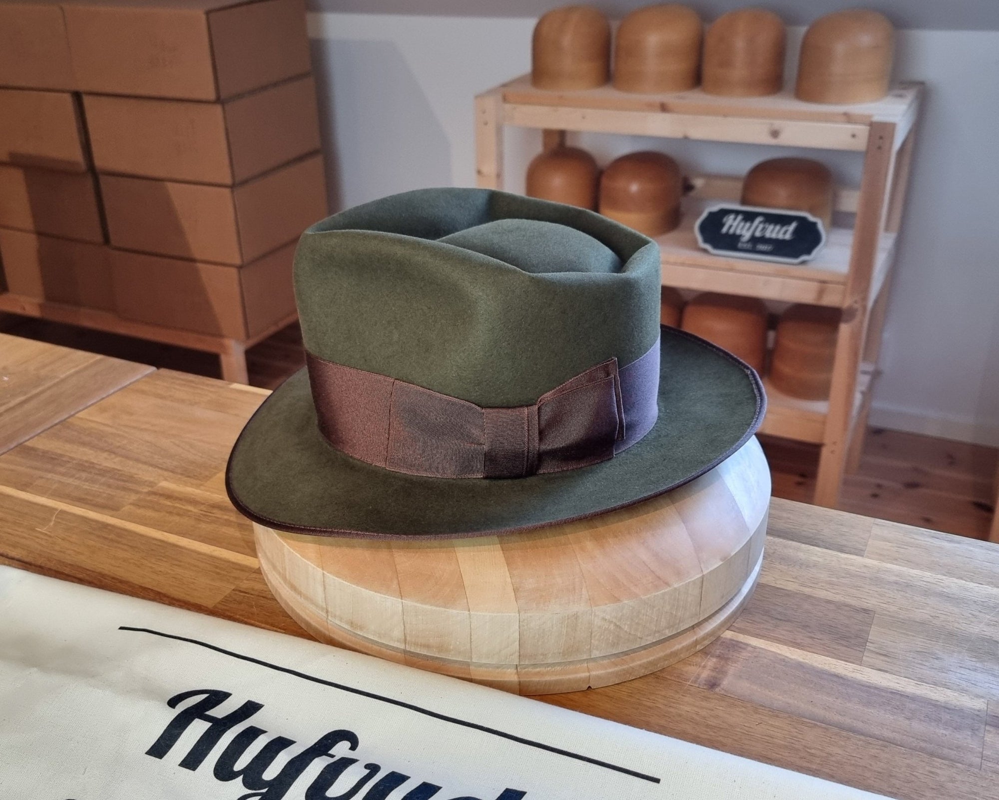 BOGART FEDORA | BEAVER HUNDRED | MOSS GREEN COLOR | THE BOOTLEGGER HERITAGE WEAVE HATBAND | MULTIPLE SIZES AVAILABLE - Hufvud