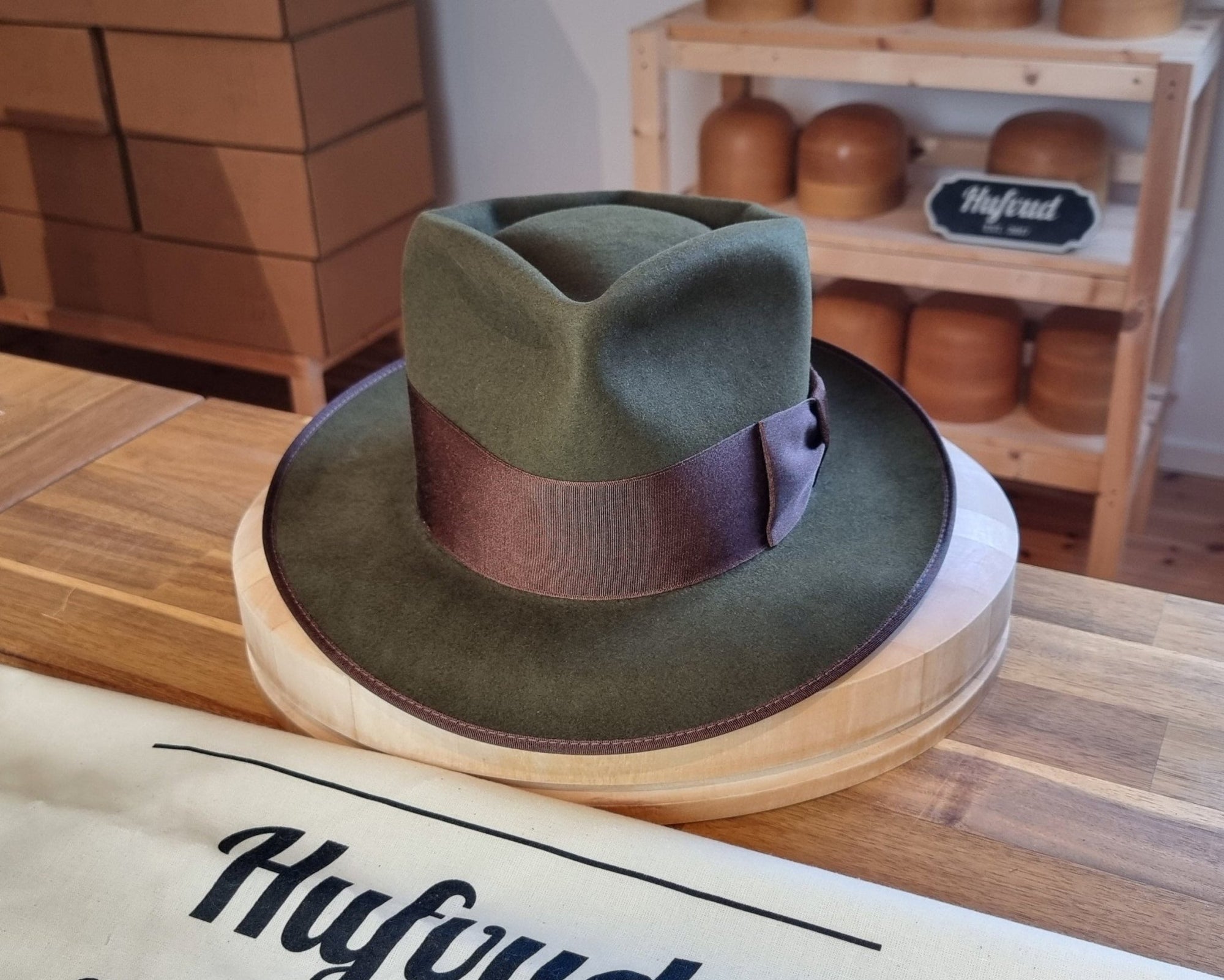 BOGART FEDORA | BEAVER HUNDRED | MOSS GREEN COLOR | THE BOOTLEGGER HERITAGE WEAVE HATBAND | MULTIPLE SIZES AVAILABLE - Hufvud