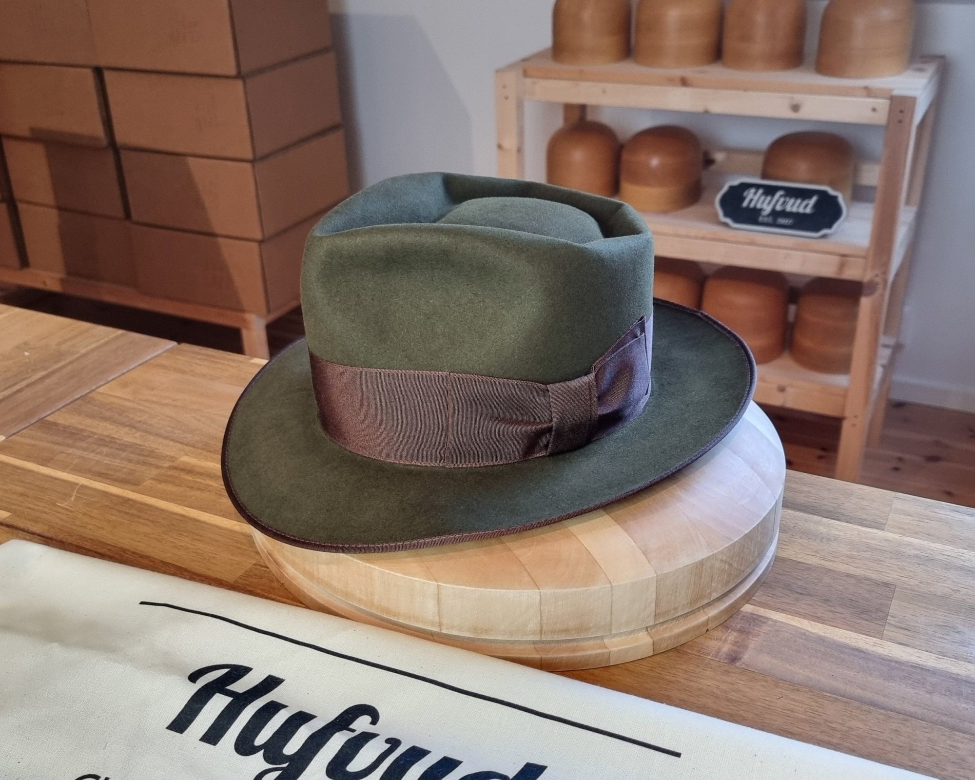 BOGART FEDORA | BEAVER HUNDRED | MOSS GREEN COLOR | THE BOOTLEGGER HERITAGE WEAVE HATBAND | MULTIPLE SIZES AVAILABLE - Hufvud