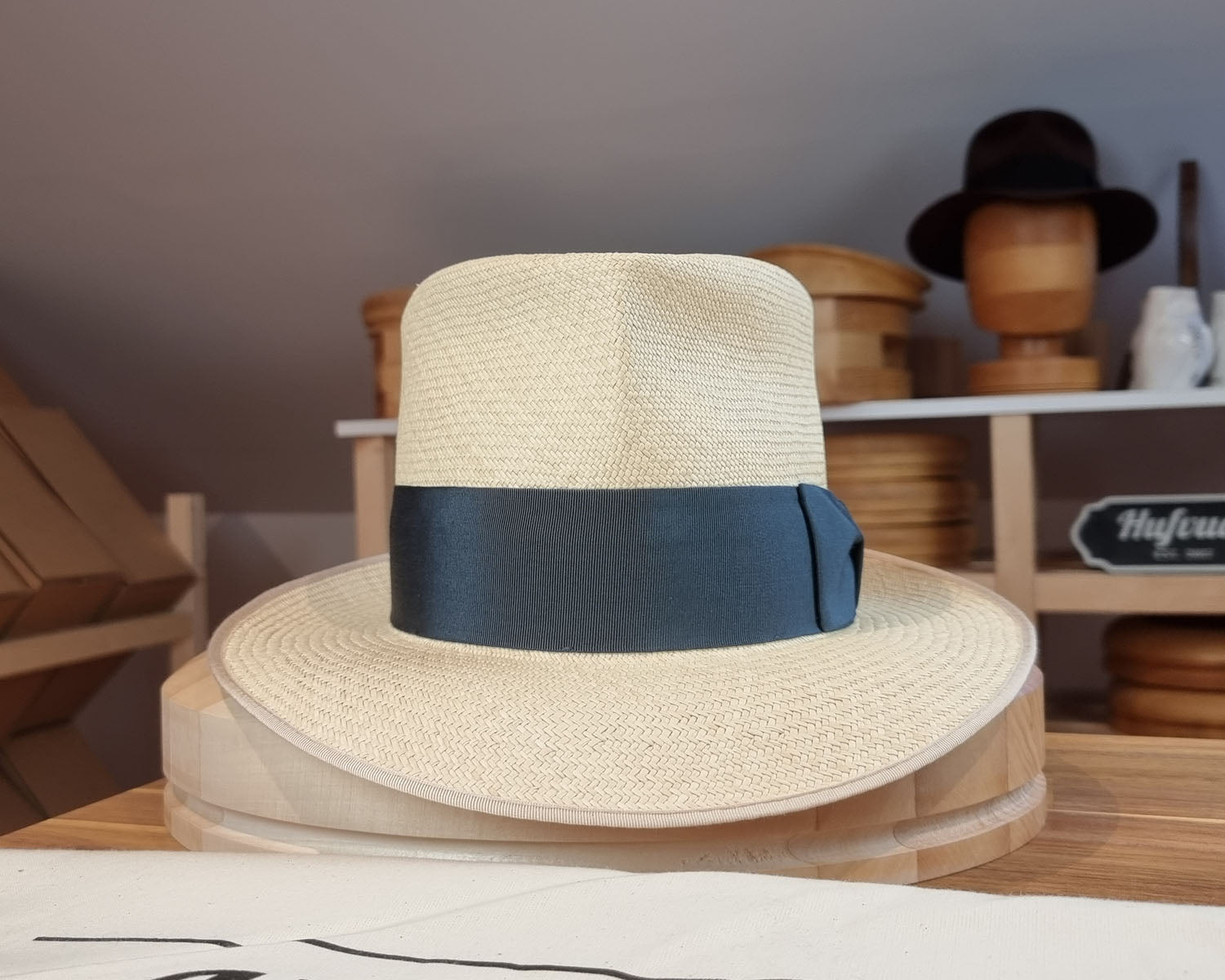 BOGART FEDORA | HAND WOVEN ECUADORIAN STRAW | NATURAL COLOR | CUENCA GRADE EIGHT | SIZE 60, US 7 1/2 - Hufvud