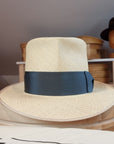 BOGART FEDORA | HAND WOVEN ECUADORIAN STRAW | NATURAL COLOR | CUENCA GRADE EIGHT | SIZE 60, US 7 1/2 - Hufvud