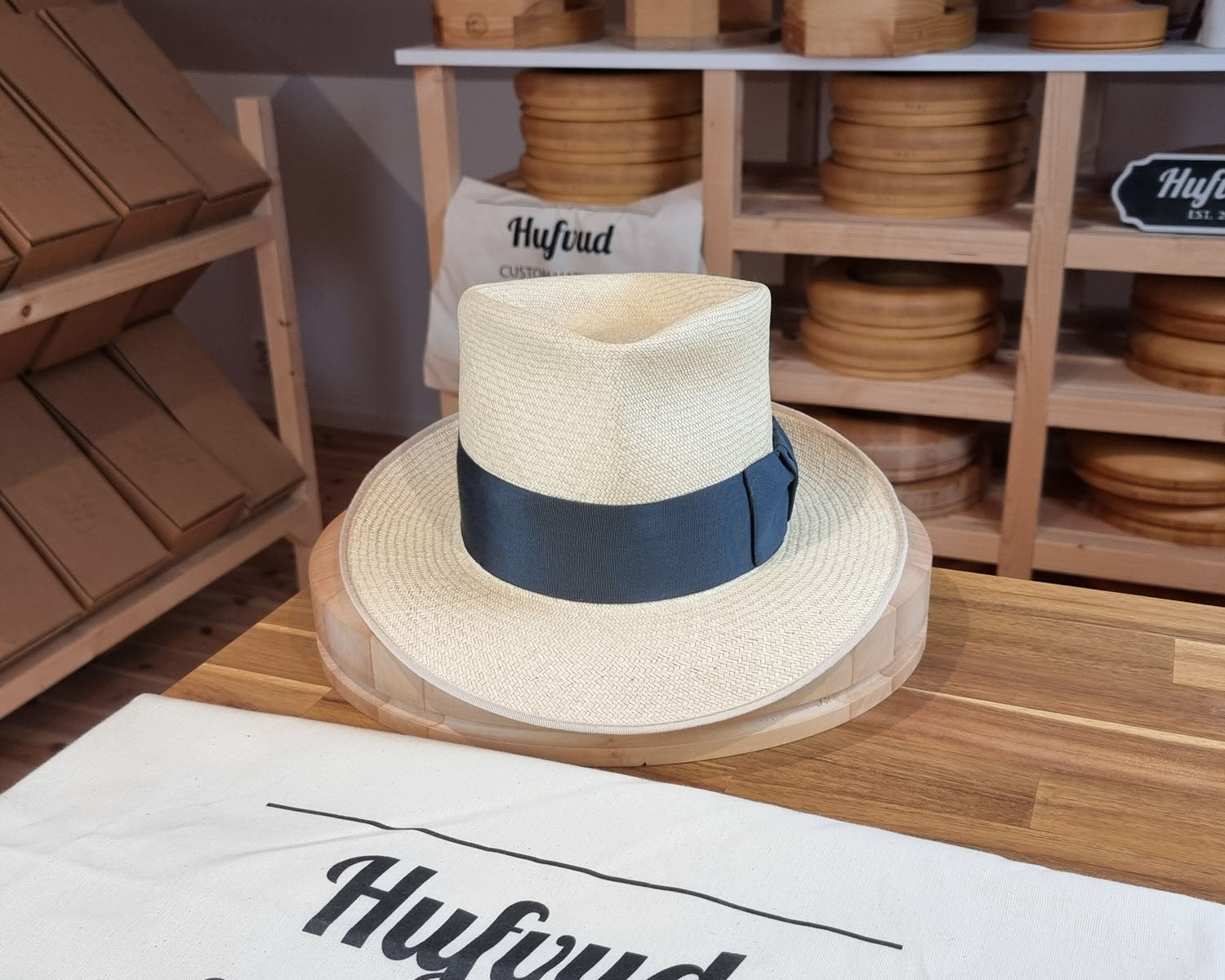 BOGART FEDORA | HAND WOVEN ECUADORIAN STRAW | NATURAL COLOR | CUENCA GRADE EIGHT | SIZE 60, US 7 1/2 - Hufvud