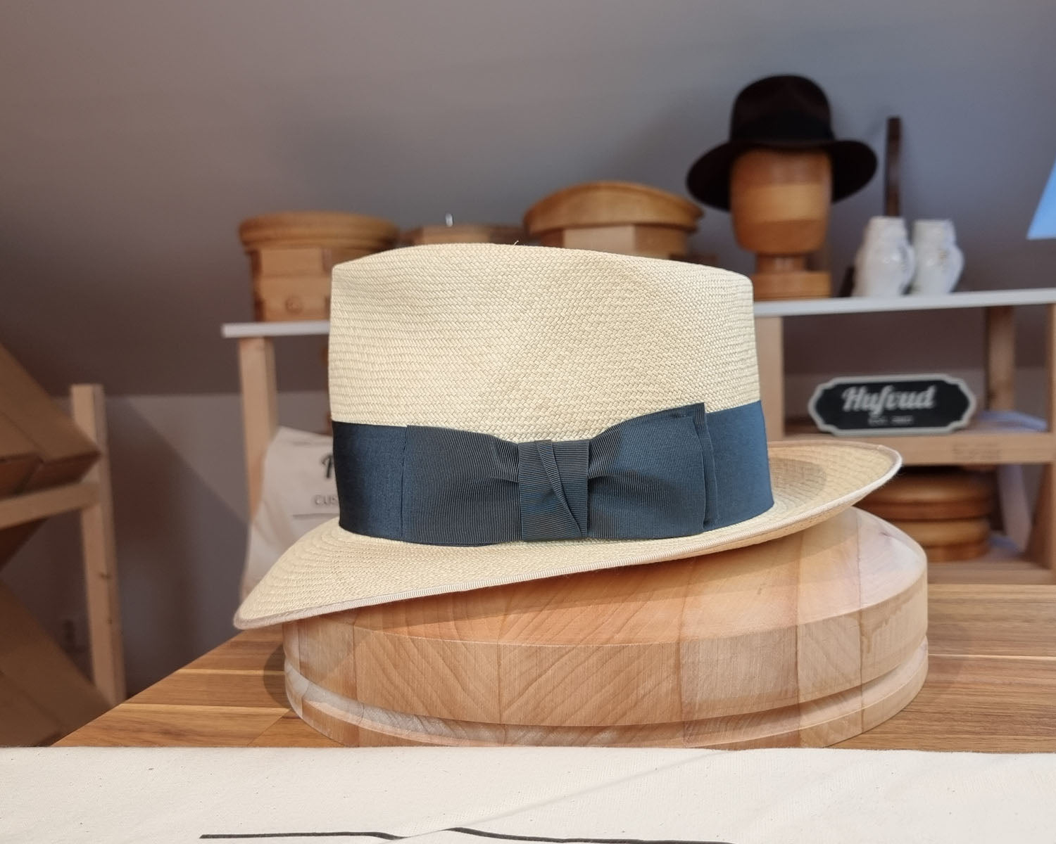 BOGART FEDORA | HAND WOVEN ECUADORIAN STRAW | NATURAL COLOR | CUENCA GRADE EIGHT | SIZE 60, US 7 1/2 - Hufvud