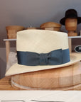 BOGART FEDORA | HAND WOVEN ECUADORIAN STRAW | NATURAL COLOR | CUENCA GRADE EIGHT | SIZE 60, US 7 1/2 - Hufvud
