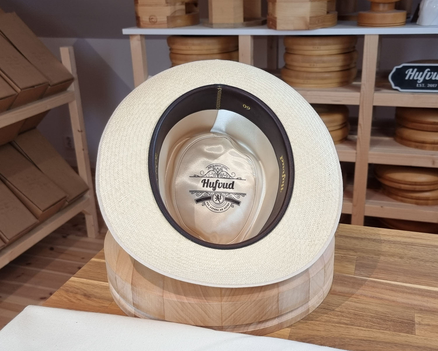 BOGART FEDORA | HAND WOVEN ECUADORIAN STRAW | NATURAL COLOR | CUENCA GRADE EIGHT | SIZE 60, US 7 1/2 - Hufvud