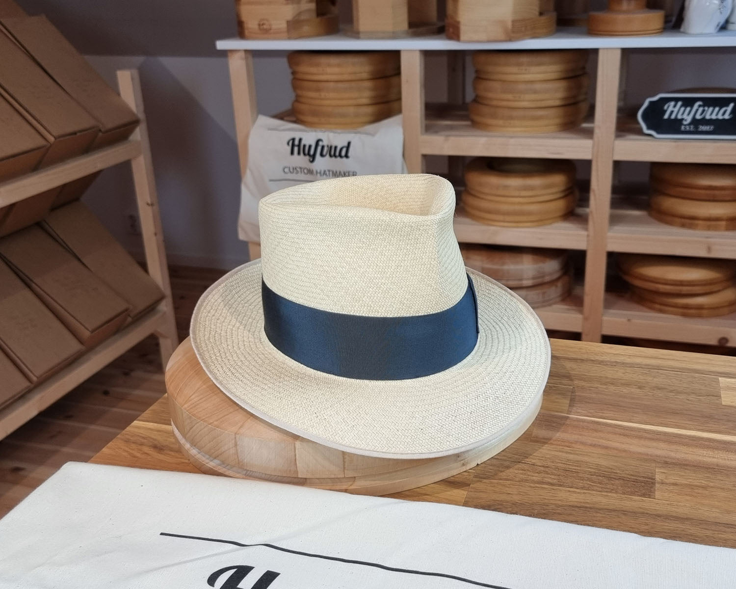 BOGART FEDORA | HAND WOVEN ECUADORIAN STRAW | NATURAL COLOR | CUENCA GRADE EIGHT | SIZE 60, US 7 1/2 - Hufvud