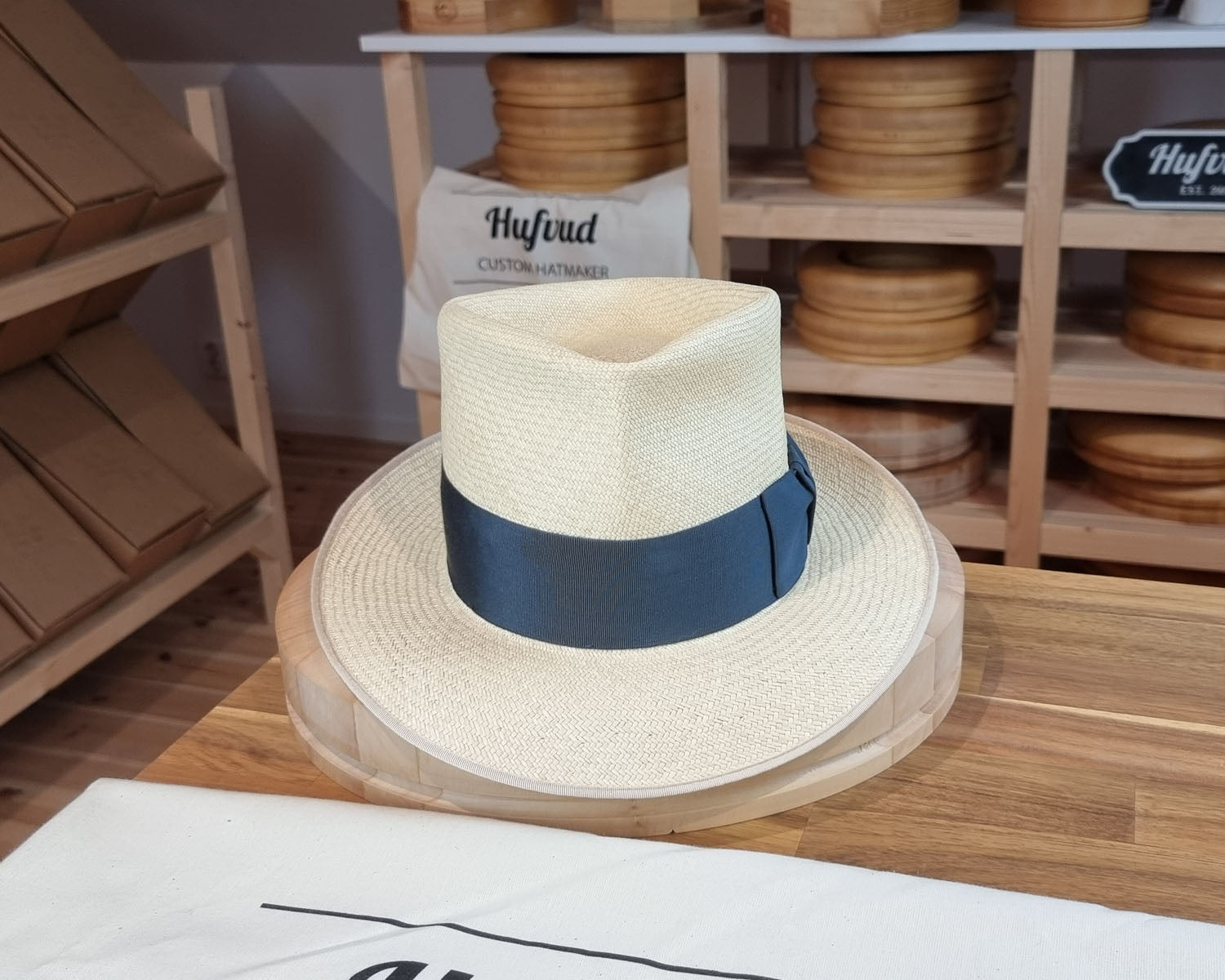 BOGART FEDORA | HAND WOVEN ECUADORIAN STRAW | NATURAL COLOR | CUENCA GRADE EIGHT | SIZE 60, US 7 1/2 - Hufvud