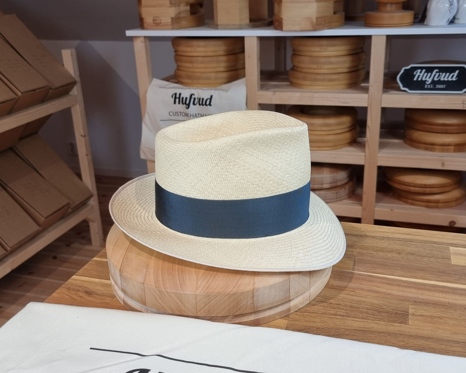 BOGART FEDORA | HAND WOVEN ECUADORIAN STRAW | NATURAL COLOR | CUENCA GRADE EIGHT | SIZE 60, US 7 1/2 - Hufvud