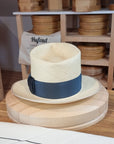 BOGART FEDORA | HAND WOVEN ECUADORIAN STRAW | NATURAL COLOR | CUENCA GRADE EIGHT | SIZE 60, US 7 1/2 - Hufvud