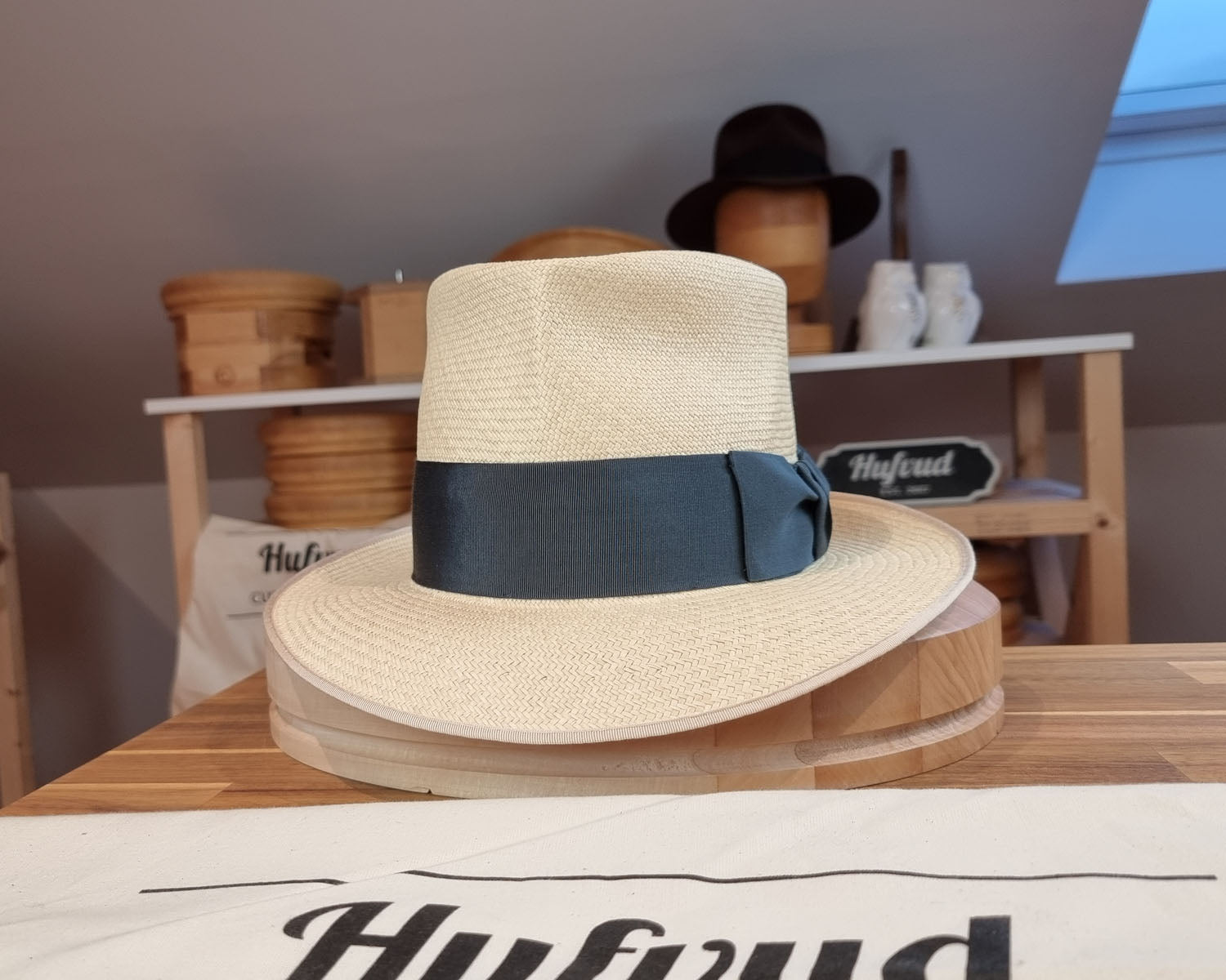 BOGART FEDORA | HAND WOVEN ECUADORIAN STRAW | NATURAL COLOR | CUENCA GRADE EIGHT | SIZE 60, US 7 1/2 - Hufvud