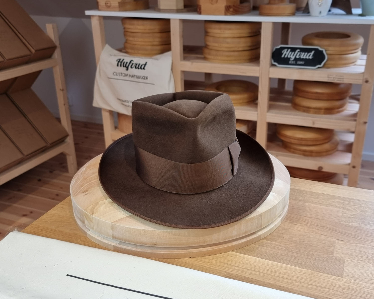 BOGART Maltese Falcon Crease FEDORA | SABLE BROWN COLOR | 30X BEAVER BLEND | SIZE 56, US 7 - Hufvud