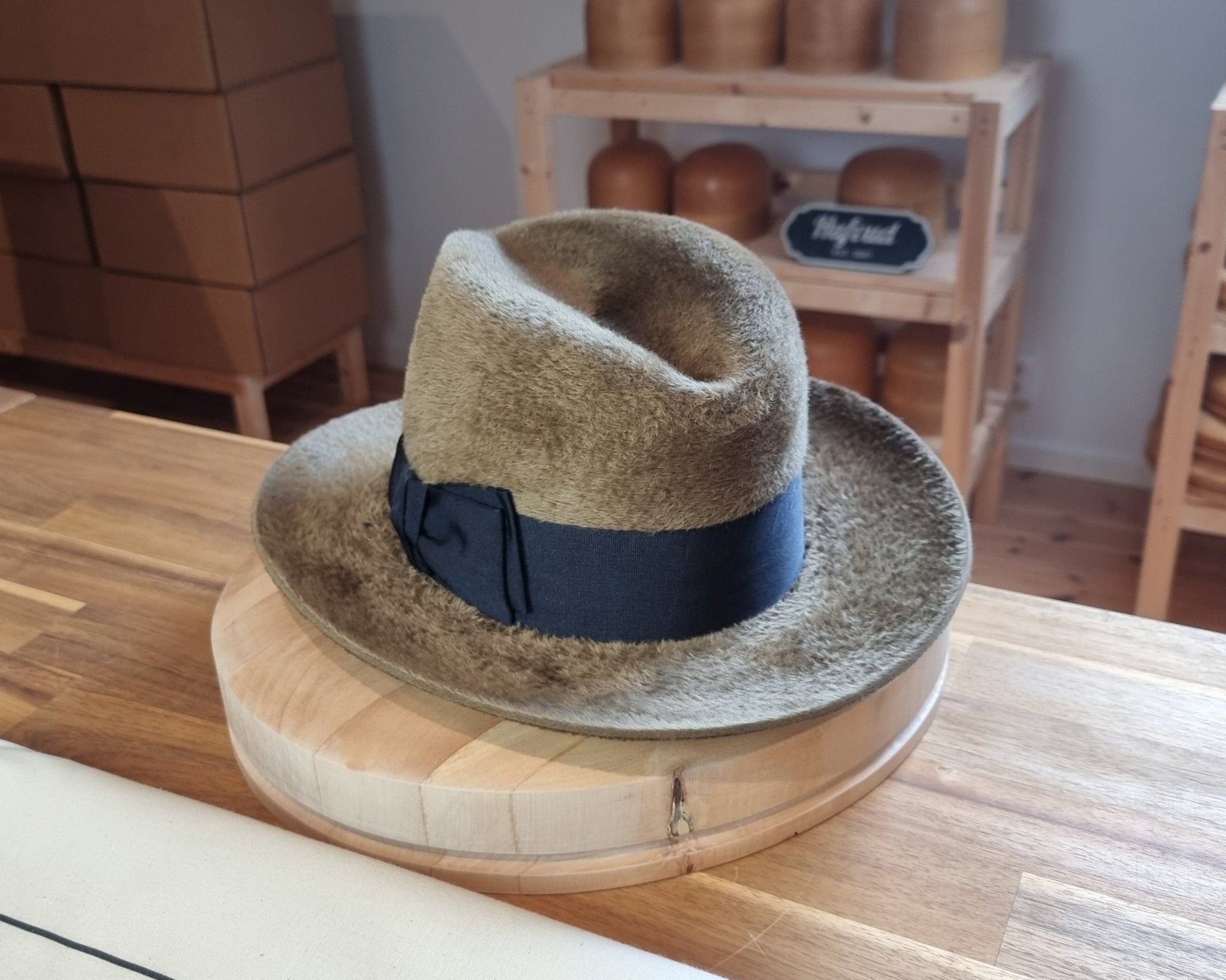 CAGNEY FEDORA | 100% HARE | FAWN COLOR | VELOUR FINISH | SIZE 58, US 7 1/4 - Hufvud