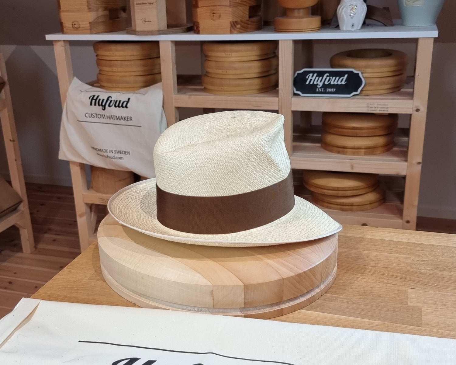 CAGNEY FEDORA | HAND WOVEN ECUADORIAN STRAW | NATURAL COLOR | SIZE 57, US 7 1/8 - Hufvud