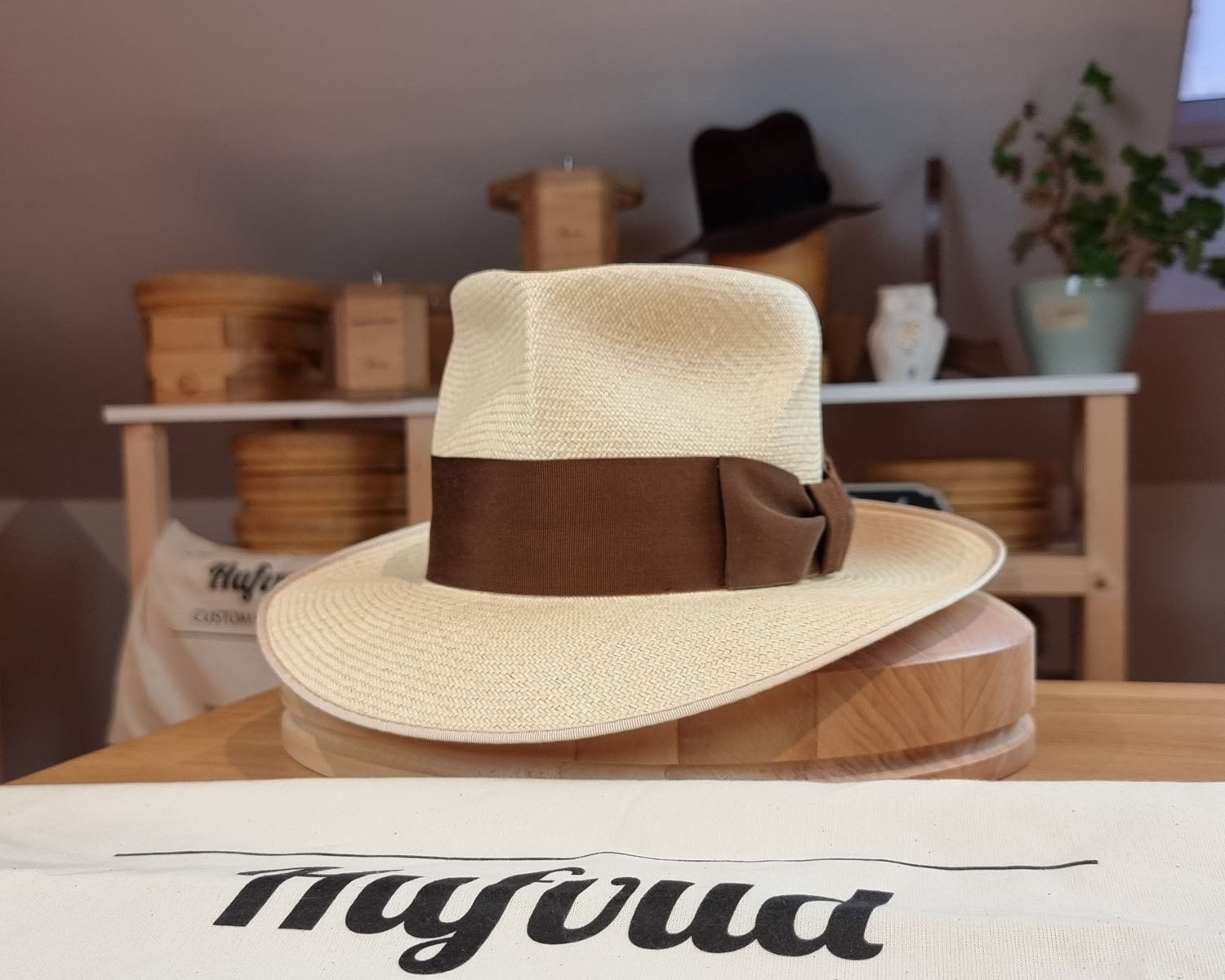 CAGNEY FEDORA | HAND WOVEN ECUADORIAN STRAW | NATURAL COLOR | SIZE 57, US 7 1/8 - Hufvud