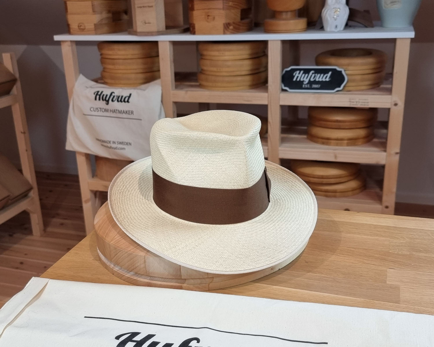 CAGNEY FEDORA | HAND WOVEN ECUADORIAN STRAW | NATURAL COLOR | SIZE 57, US 7 1/8 - Hufvud