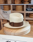 CAGNEY FEDORA | HAND WOVEN ECUADORIAN STRAW | NATURAL COLOR | SIZE 57, US 7 1/8 - Hufvud