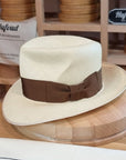CAGNEY FEDORA | HAND WOVEN ECUADORIAN STRAW | NATURAL COLOR | SIZE 57, US 7 1/8 - Hufvud
