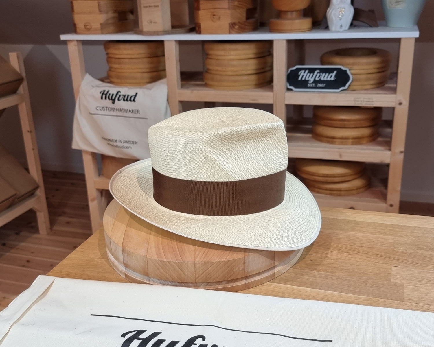 CAGNEY FEDORA | HAND WOVEN ECUADORIAN STRAW | NATURAL COLOR | SIZE 57, US 7 1/8 - Hufvud