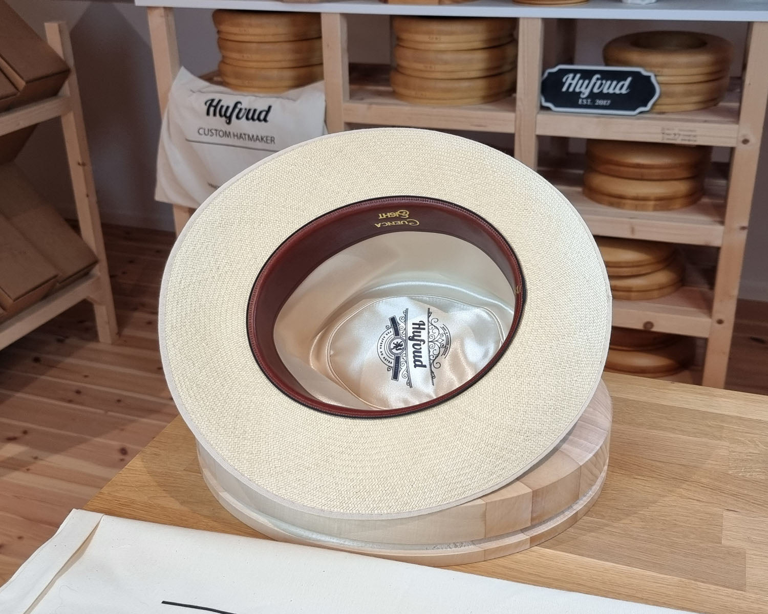 CAGNEY FEDORA | HAND WOVEN ECUADORIAN STRAW | NATURAL COLOR | SIZE 57, US 7 1/8 - Hufvud