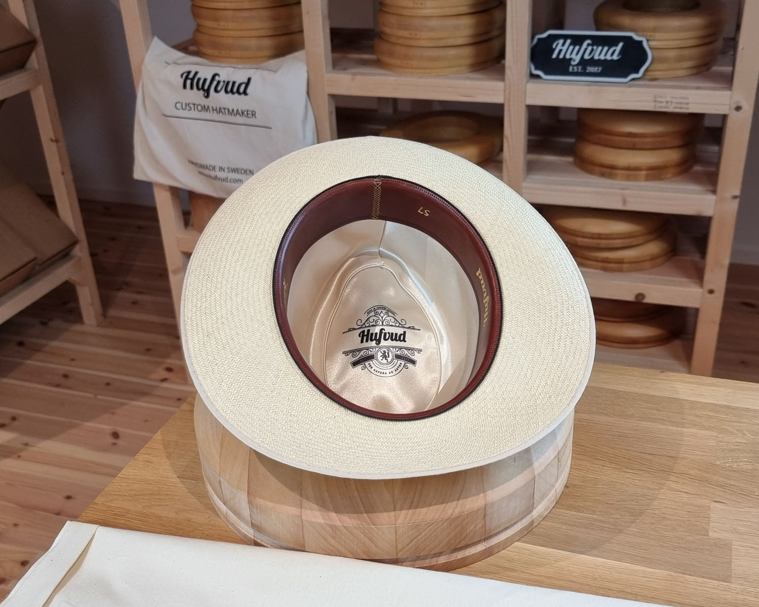 CAGNEY FEDORA | HAND WOVEN ECUADORIAN STRAW | NATURAL COLOR | SIZE 57, US 7 1/8 - Hufvud
