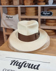CAGNEY FEDORA | HAND WOVEN ECUADORIAN STRAW | NATURAL COLOR | SIZE 57, US 7 1/8 - Hufvud
