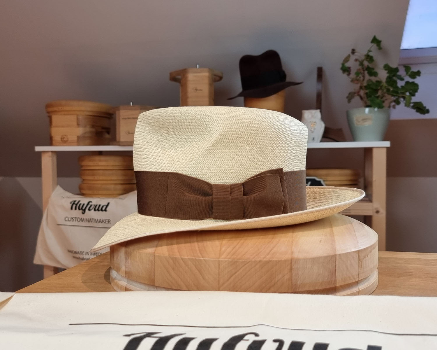 CAGNEY FEDORA | HAND WOVEN ECUADORIAN STRAW | NATURAL COLOR | SIZE 57, US 7 1/8 - Hufvud