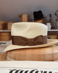 CAGNEY FEDORA | HAND WOVEN ECUADORIAN STRAW | NATURAL COLOR | SIZE 57, US 7 1/8 - Hufvud