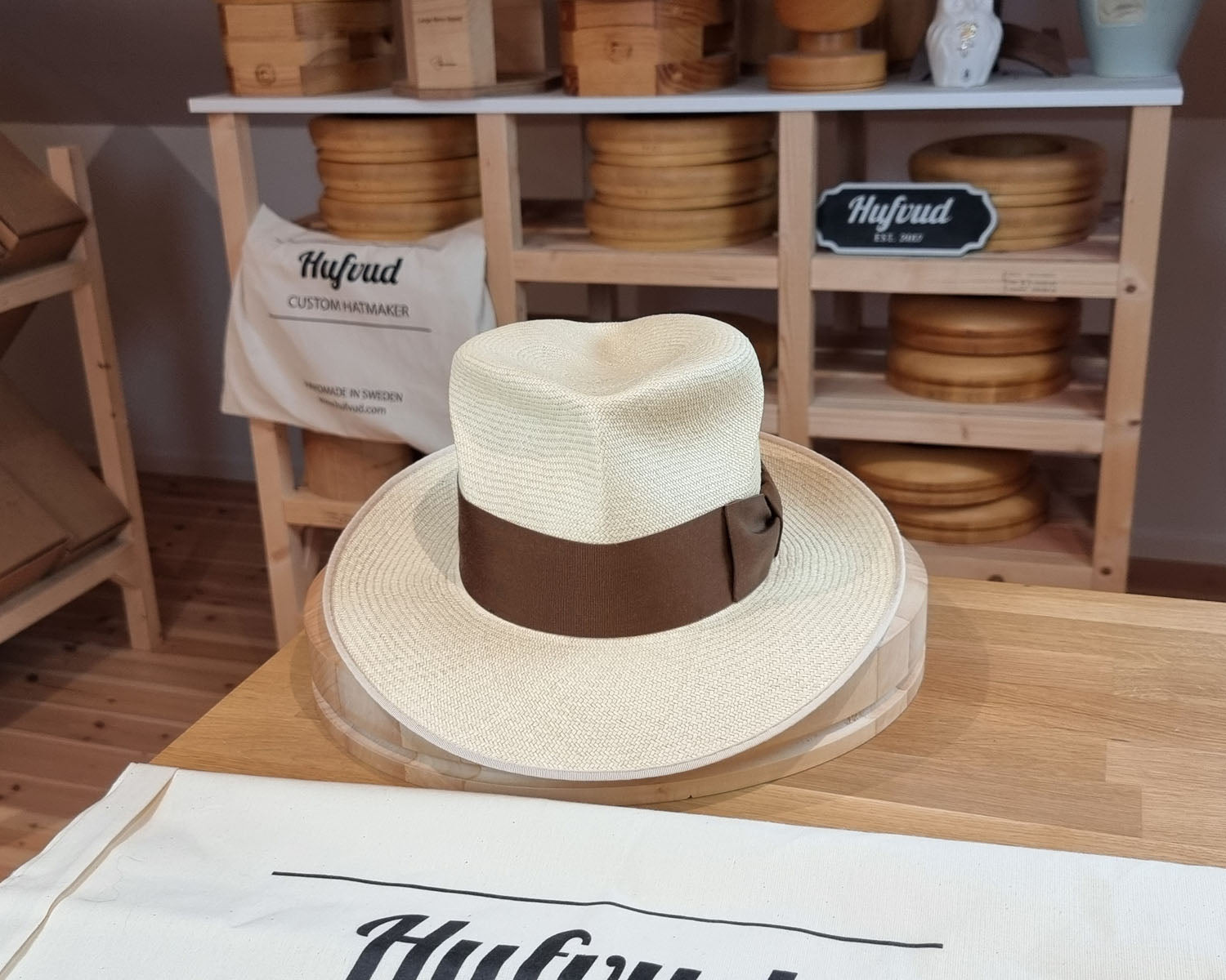 CAGNEY FEDORA | HAND WOVEN ECUADORIAN STRAW | NATURAL COLOR | SIZE 57, US 7 1/8 - Hufvud