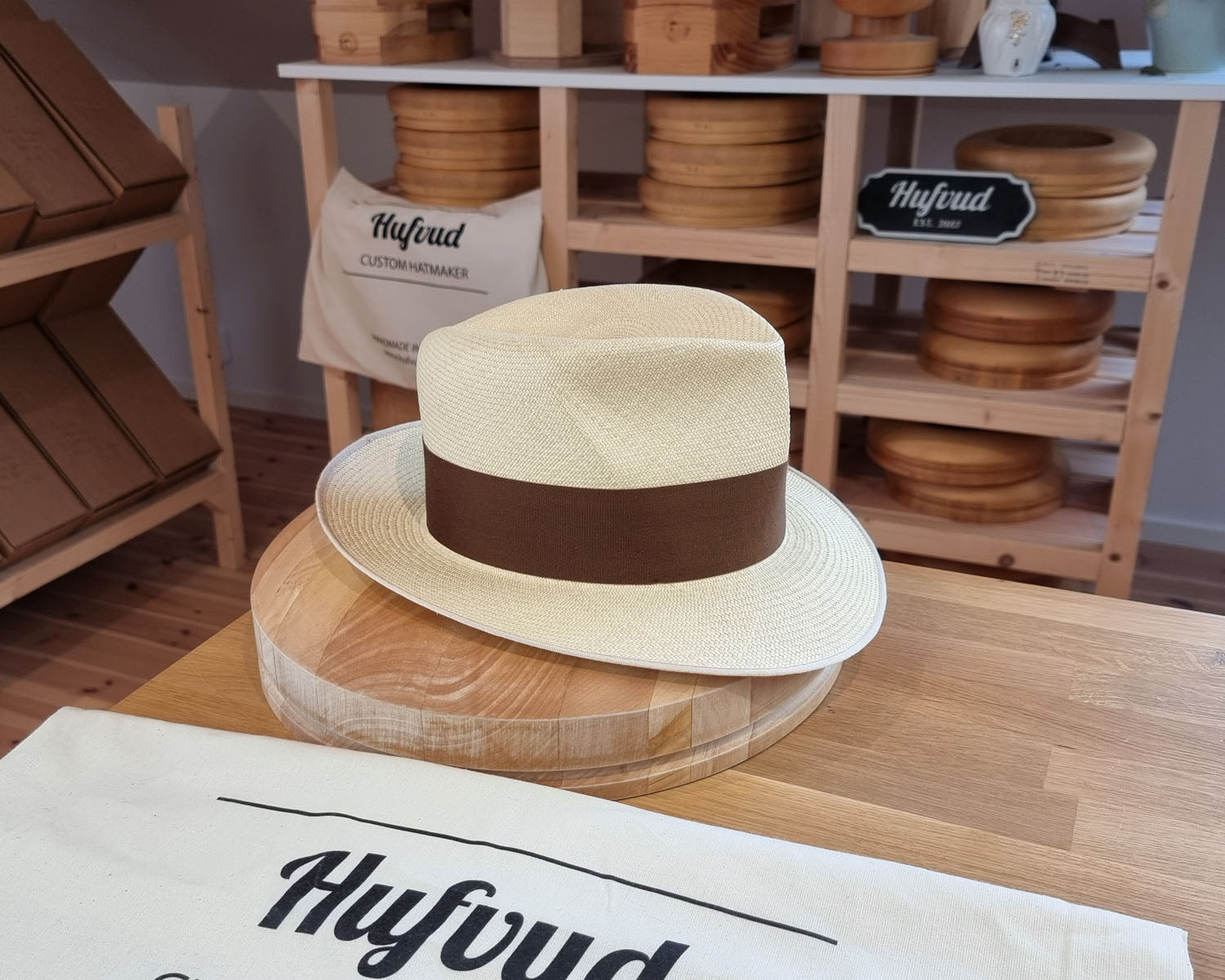 CAGNEY FEDORA | HAND WOVEN ECUADORIAN STRAW | NATURAL COLOR | SIZE 58, US 7 1/4 - Hufvud