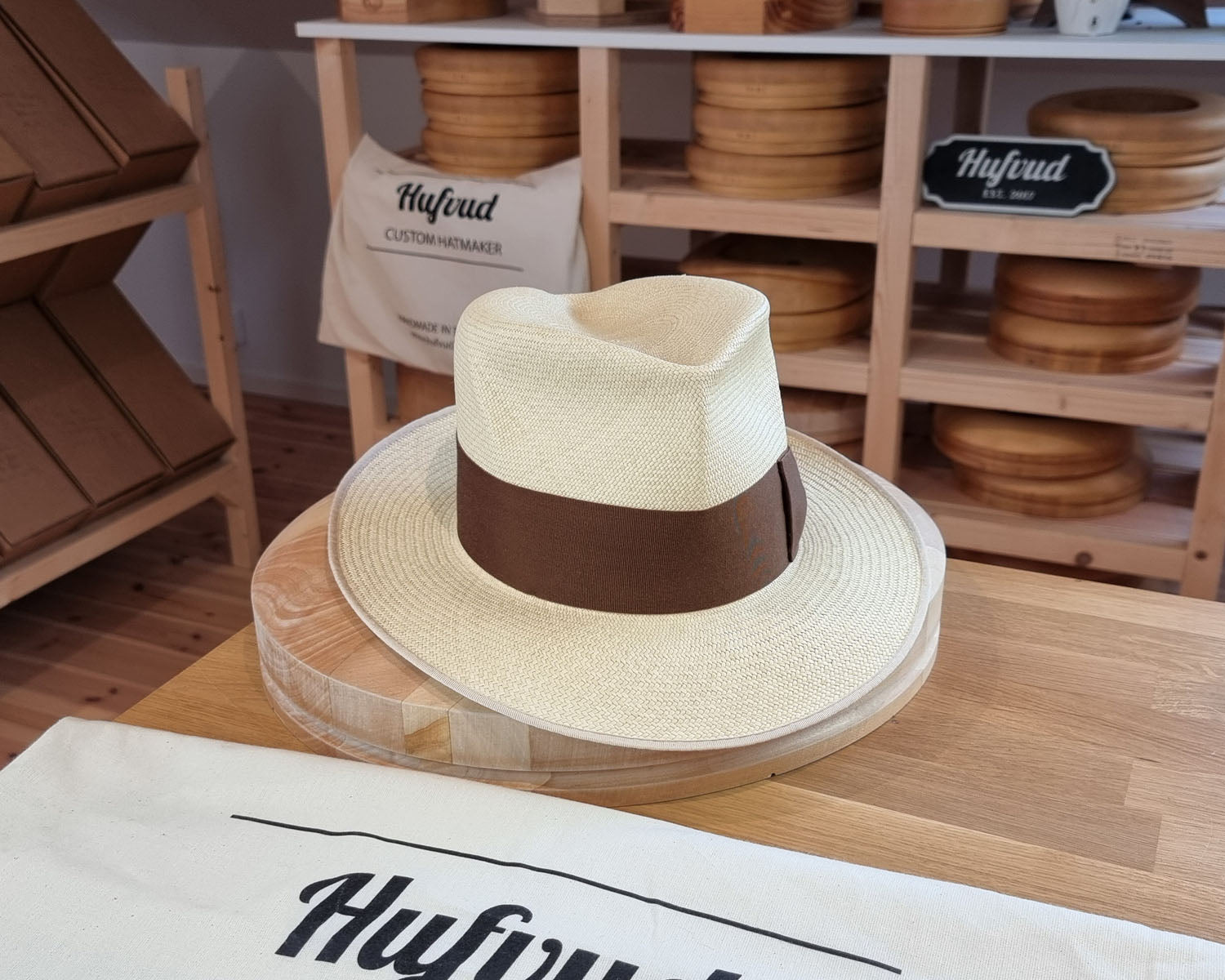 CAGNEY FEDORA | HAND WOVEN ECUADORIAN STRAW | NATURAL COLOR | SIZE 58, US 7 1/4 - Hufvud
