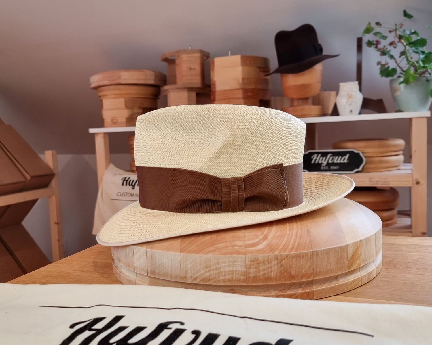 CAGNEY FEDORA | HAND WOVEN ECUADORIAN STRAW | NATURAL COLOR | SIZE 58, US 7 1/4 - Hufvud