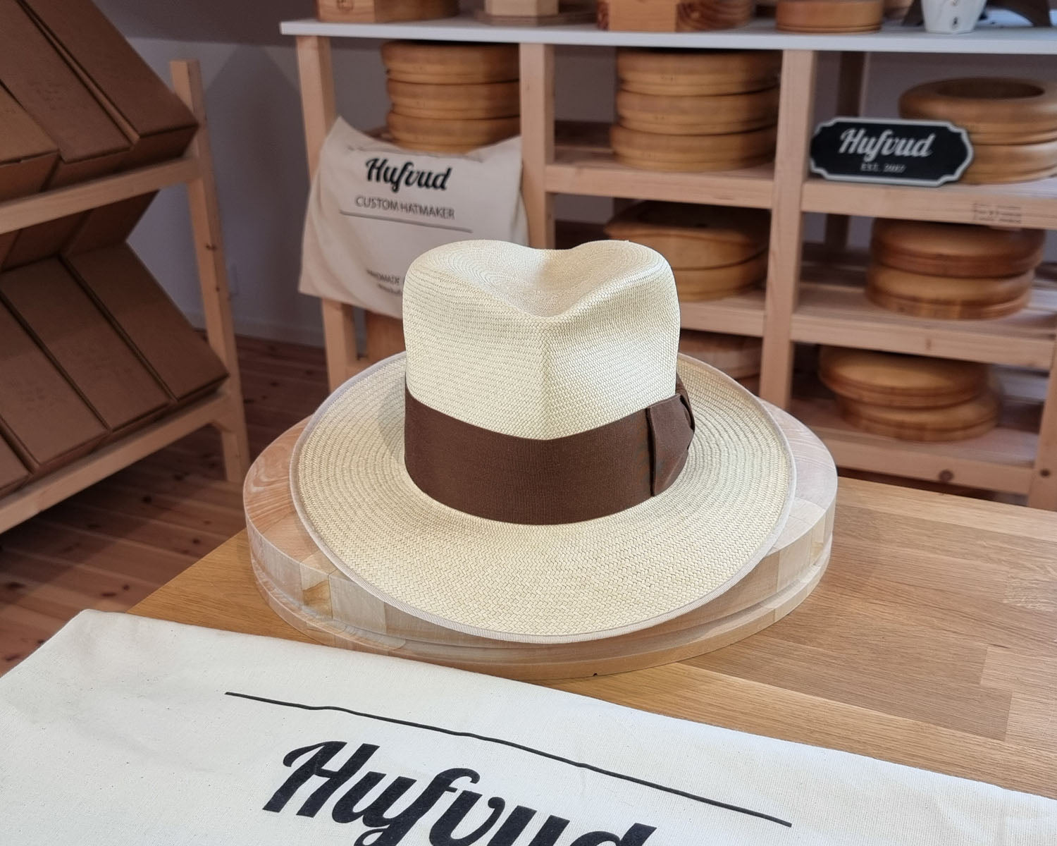 CAGNEY FEDORA | HAND WOVEN ECUADORIAN STRAW | NATURAL COLOR | SIZE 58, US 7 1/4 - Hufvud
