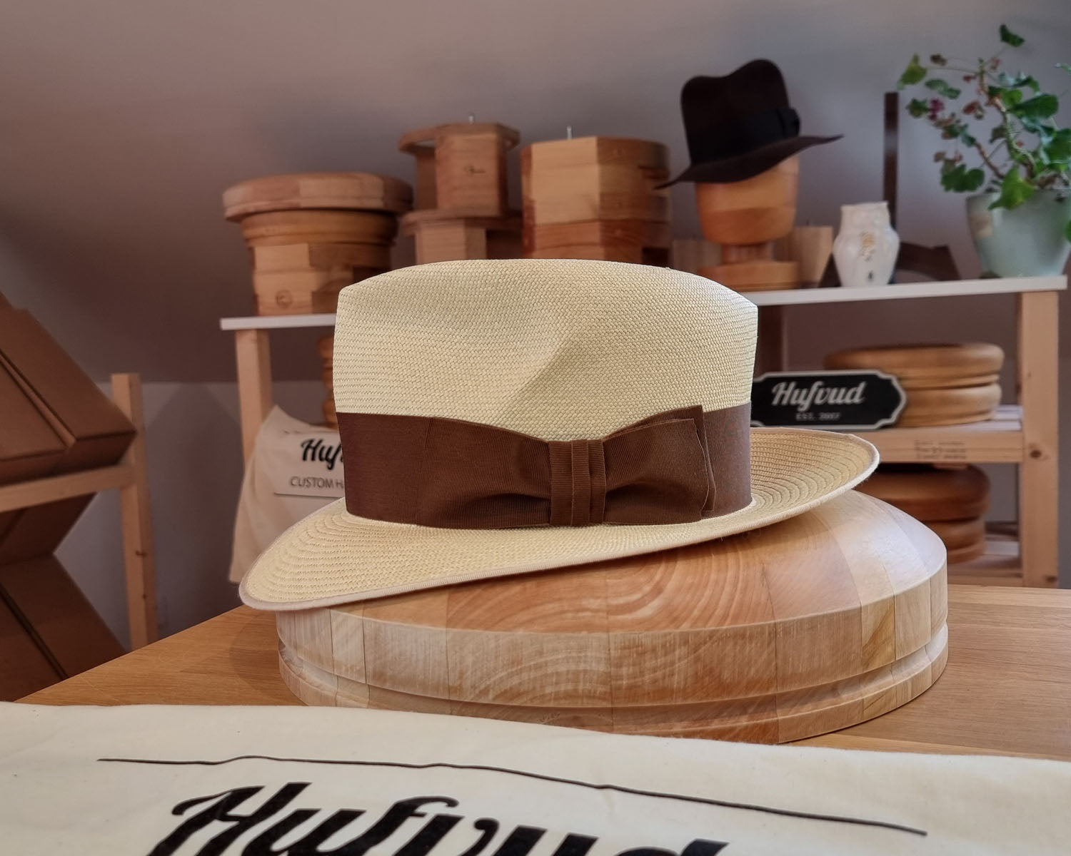 CAGNEY FEDORA | HAND WOVEN ECUADORIAN STRAW | NATURAL COLOR | SIZE 58, US 7 1/4 - Hufvud