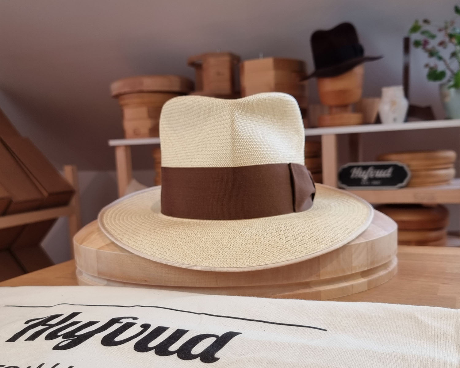 CAGNEY FEDORA | HAND WOVEN ECUADORIAN STRAW | NATURAL COLOR | SIZE 58, US 7 1/4 - Hufvud