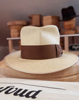 CAGNEY FEDORA | HAND WOVEN ECUADORIAN STRAW | NATURAL COLOR | SIZE 58, US 7 1/4 - Hufvud