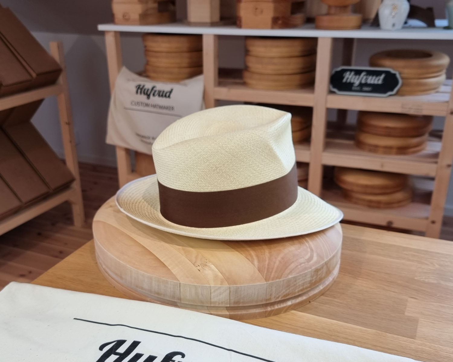 CAGNEY FEDORA | HAND WOVEN ECUADORIAN STRAW | NATURAL COLOR | SIZE 58, US 7 1/4 - Hufvud