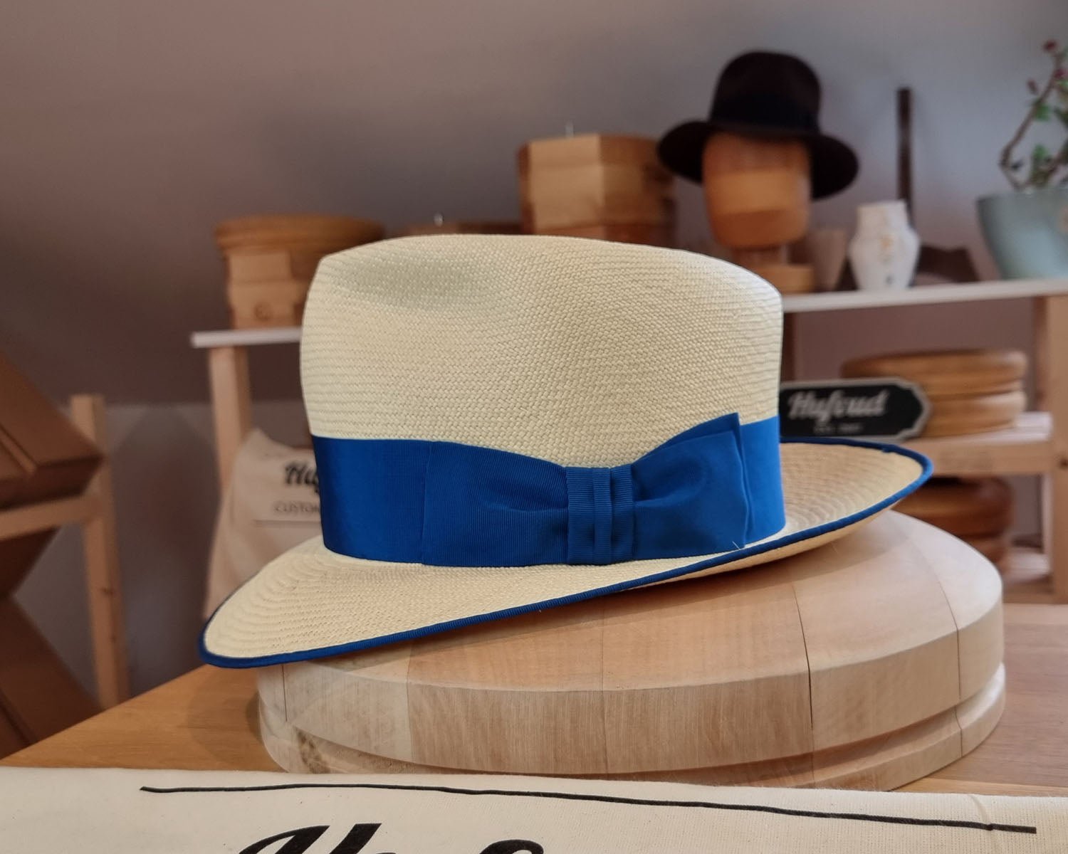 CAGNEY FEDORA | HAND WOVEN ECUADORIAN STRAW | NATURAL COLOR | SIZE 59, US 7 3/8 - Hufvud