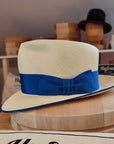 CAGNEY FEDORA | HAND WOVEN ECUADORIAN STRAW | NATURAL COLOR | SIZE 59, US 7 3/8 - Hufvud