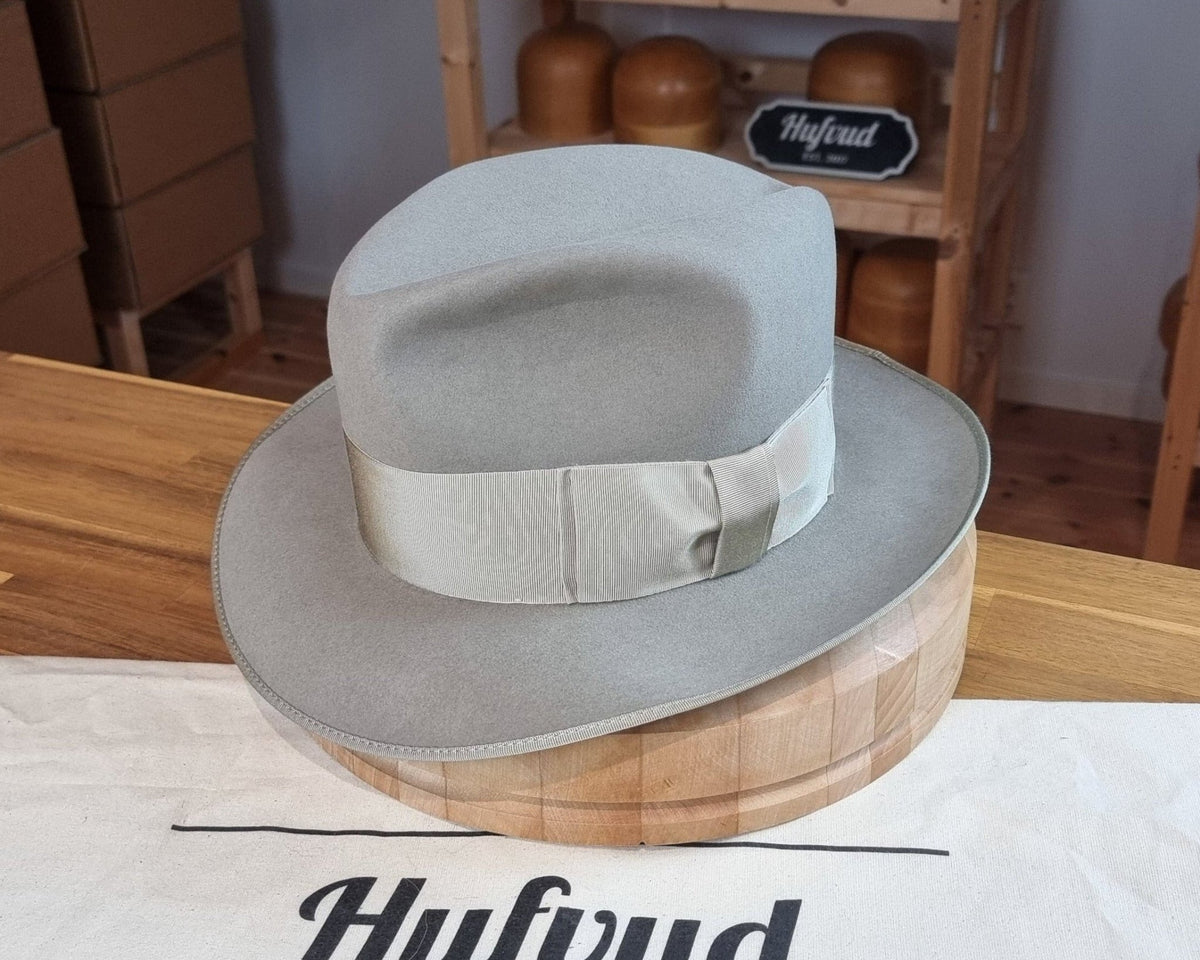 FLOKI FEDORA | BEAVER FIFTY BLEND | DOVE GRAY COLOR | MULTIPLE SIZES AVAILABLE - Hufvud