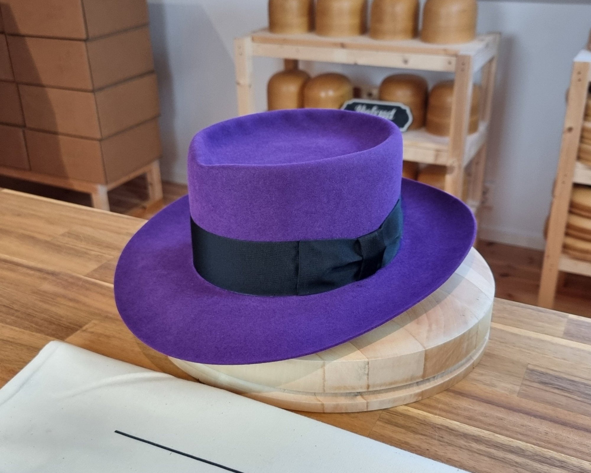 JOKER FEDORA | DELUXE BLEND | PURPLE COLOR | MULTIPLE SIZES AVAILABLE - Hufvud