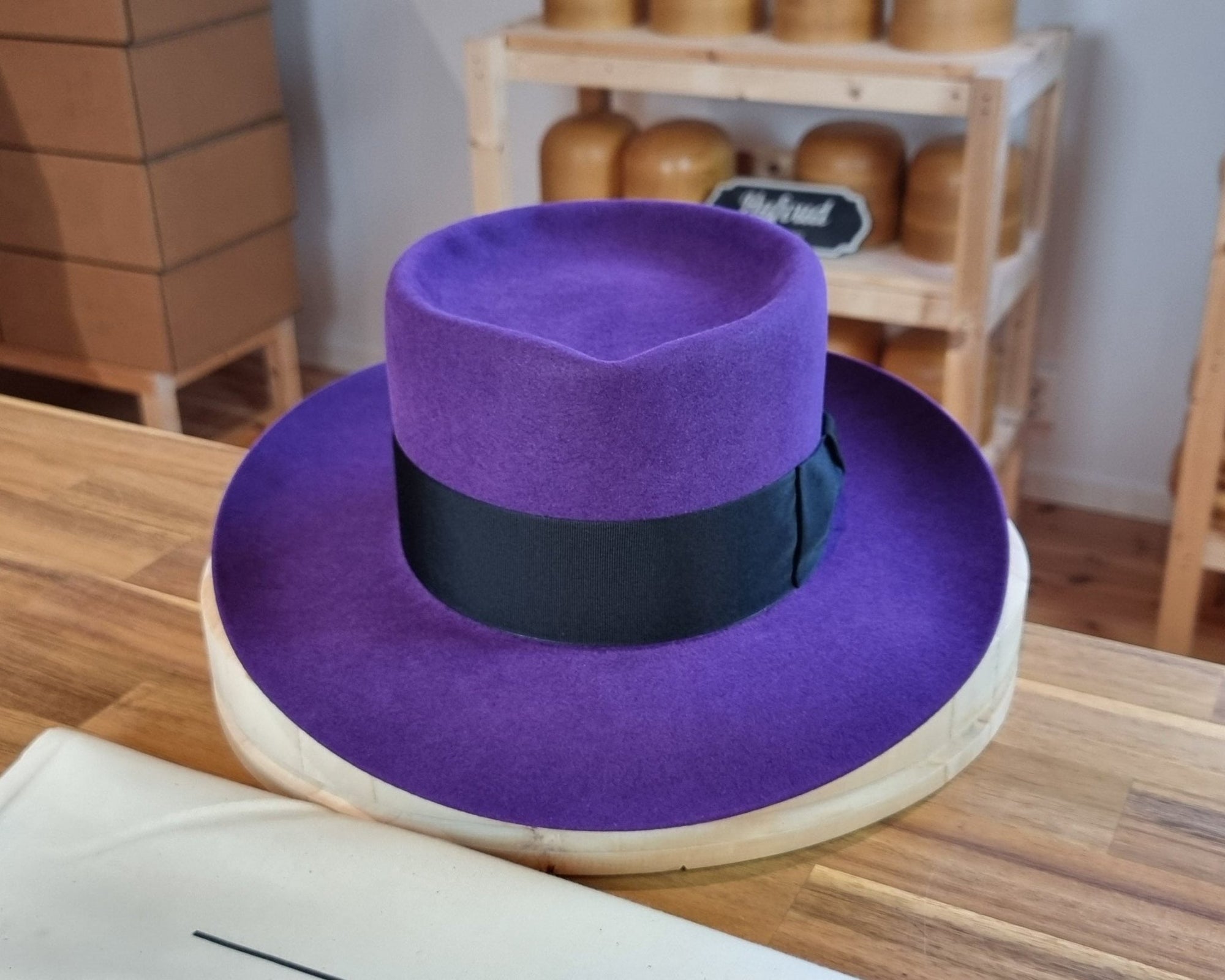 JOKER FEDORA | DELUXE BLEND | PURPLE COLOR | MULTIPLE SIZES AVAILABLE - Hufvud