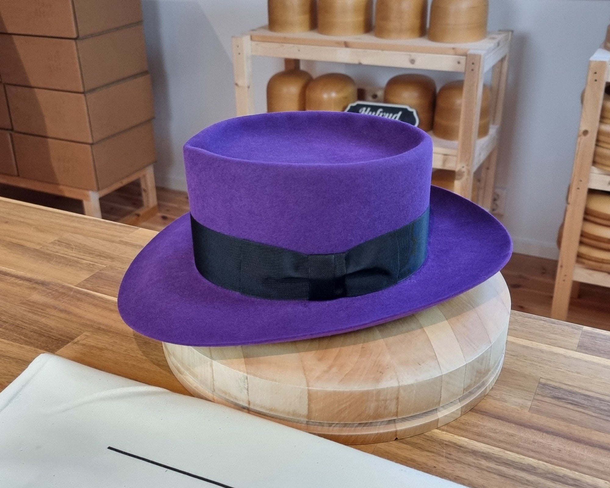 JOKER FEDORA | DELUXE BLEND | PURPLE COLOR | MULTIPLE SIZES AVAILABLE - Hufvud