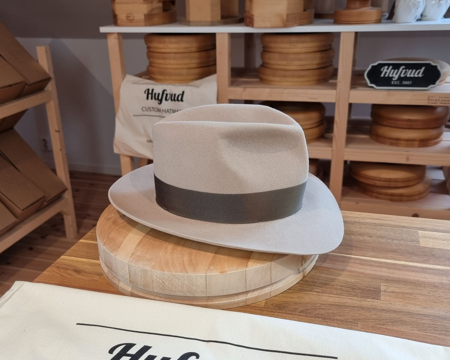 LEIFUR Adventure FEDORA | 5X BEAVER | LIGHT FAWN COLOR | WESTERN WEIGHT | SIZE 58, US 7 1/4 - Hufvud