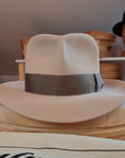 LEIFUR Adventure FEDORA | 5X BEAVER | LIGHT FAWN COLOR | WESTERN WEIGHT | SIZE 58, US 7 1/4 - Hufvud